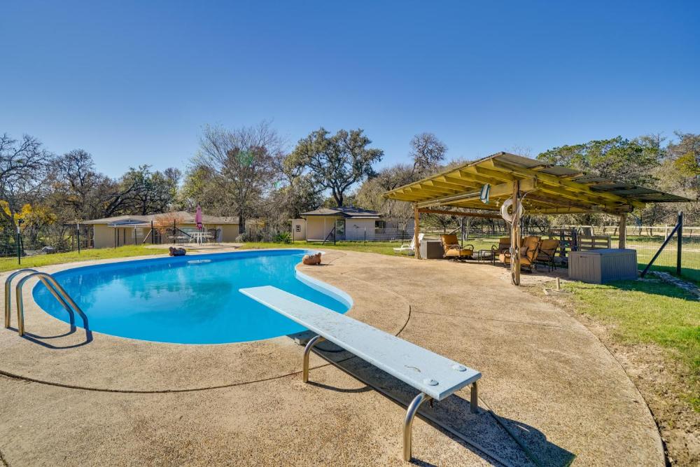 Bandera Carriage House with Medina River Access!